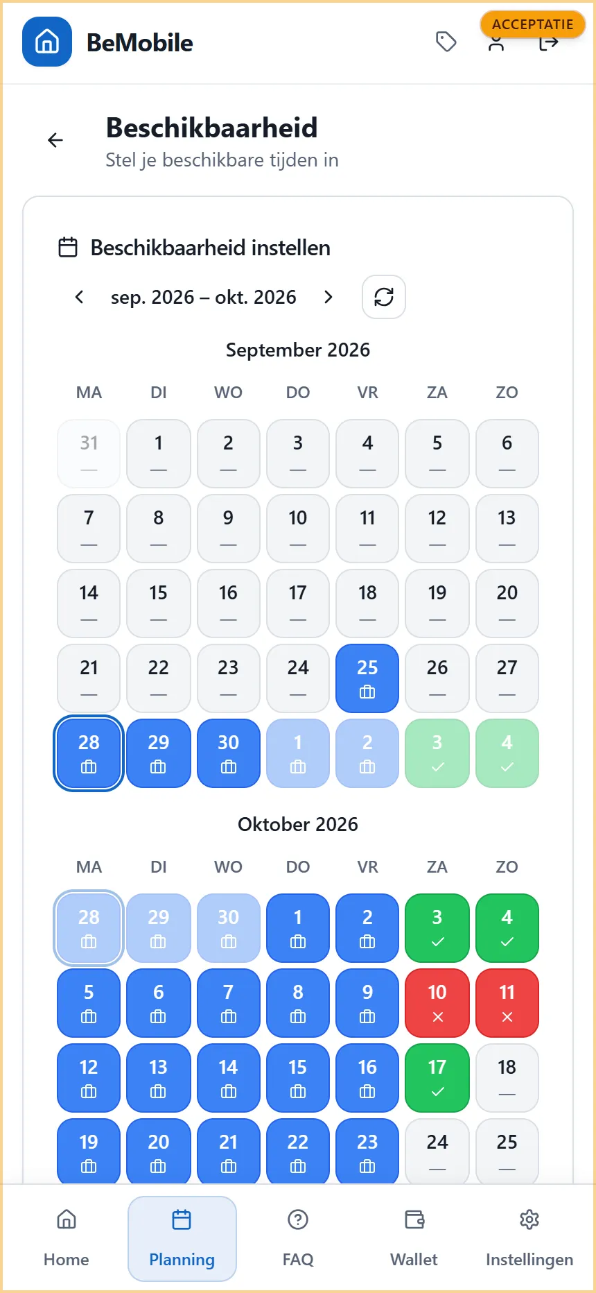 De beschikbaarheidskalender van de app met twee maanden, ingeplande dagen in blauw, beschikbare dagen in groen en niet-beschikbare dagen in rood