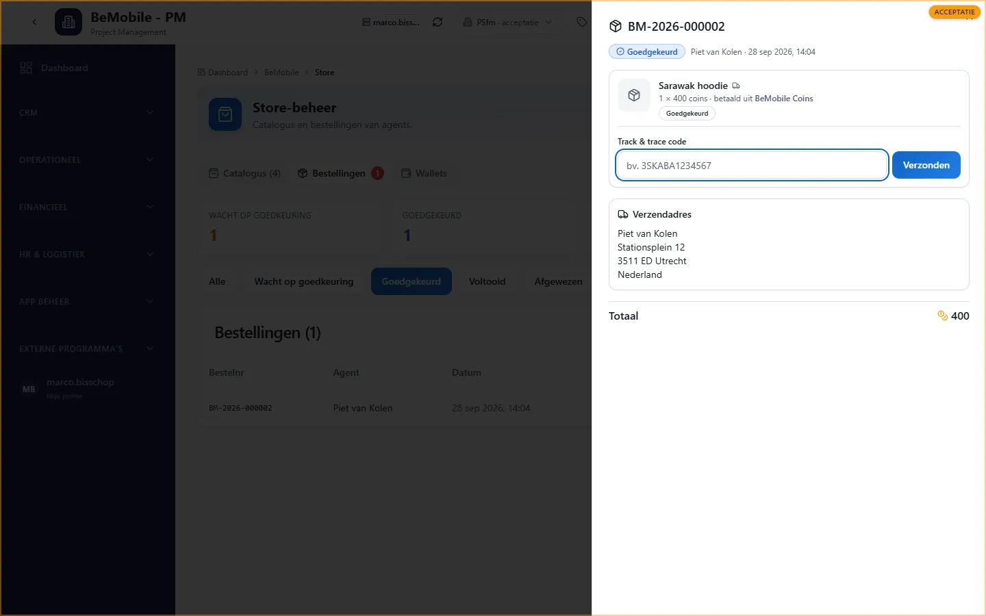 Het detail van een goedgekeurde bestelling met de regel Sarawak hoodie, het veld Track & trace code, de knop Verzonden en het verzendadres
